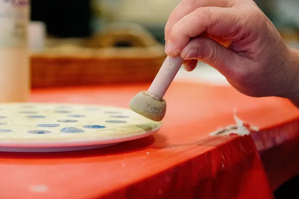 Initiez-vous à diverses techniques d'émaillage sur faïence avec Nathalie - Image n°2 - Wecandoo