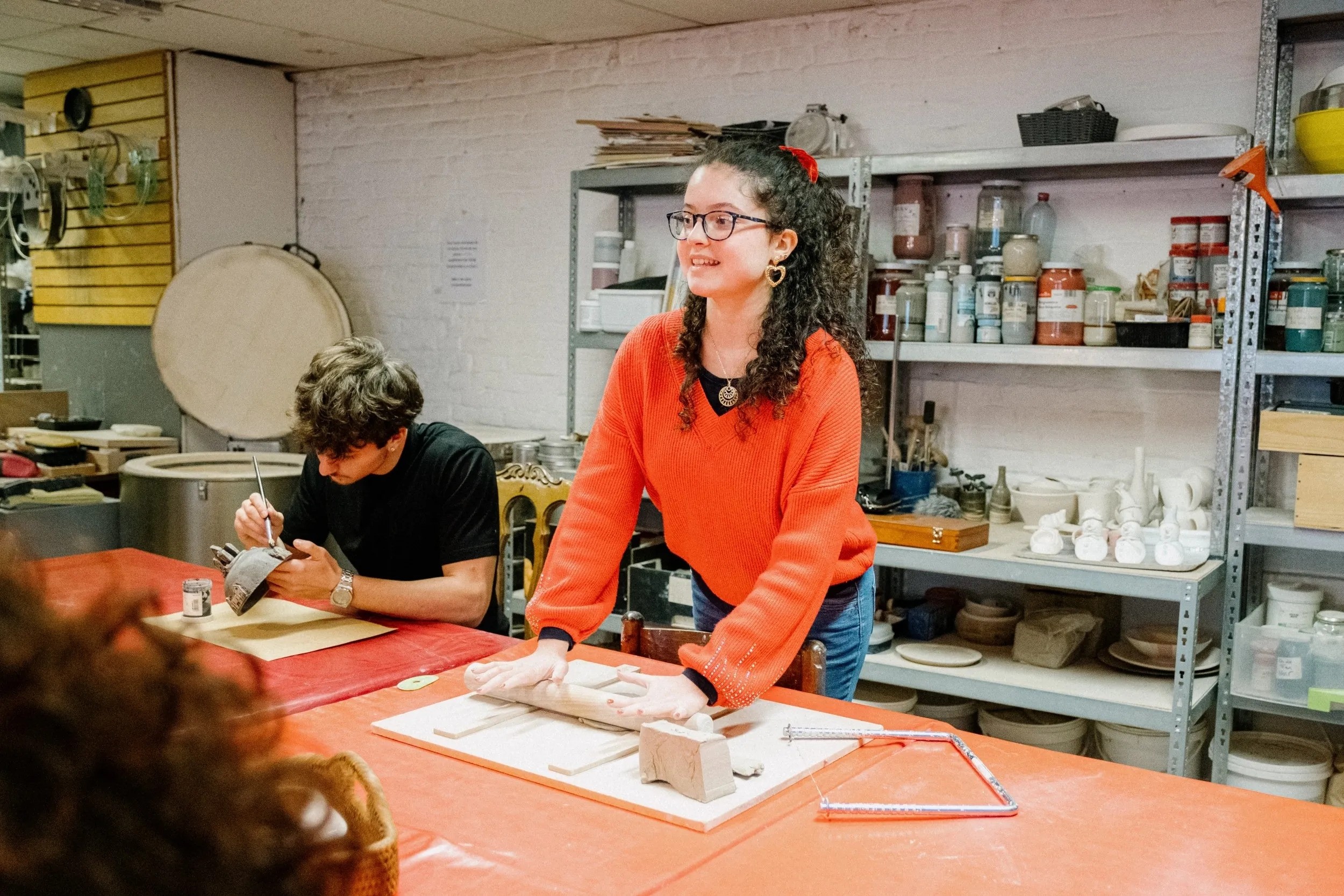 Wecandoo - Initiez-vous à diverses techniques d'émaillage sur faïence avec Nathalie - Afbeelding nr. 3