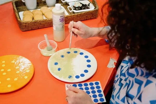 Initiez-vous à diverses techniques d'émaillage sur faïence avec Nathalie - Image n°4 - Wecandoo