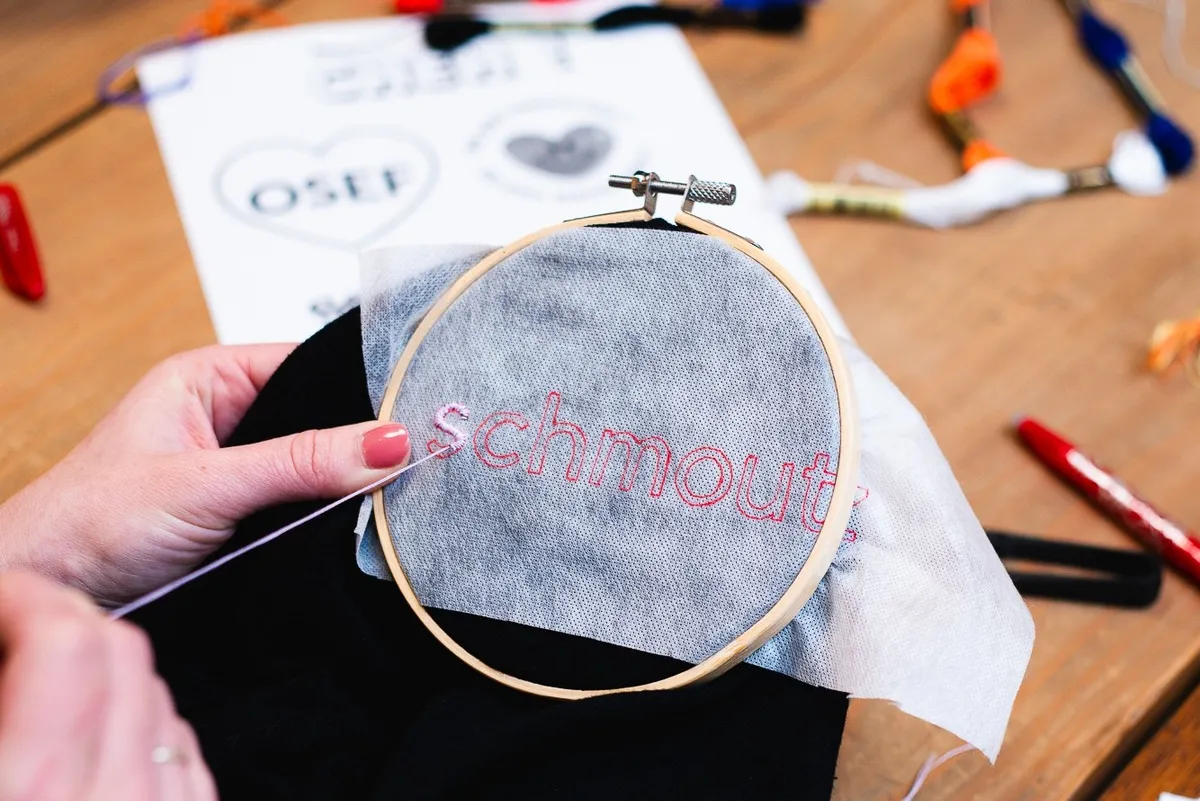 Initiez-vous au lettrage en upcyclant votre vêtement