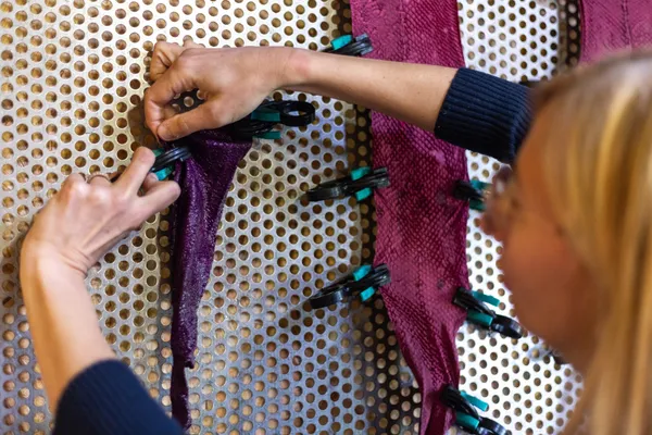 Découvrez le tannage végétal du cuir marin avec Marielle - Image n°4 - Wecandoo