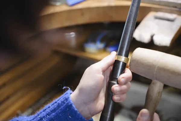 Créez votre bague large texturée en argent ou laiton avec Fanette - Image n°2 - Wecandoo