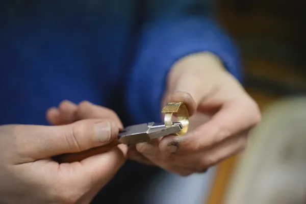 Créez votre bague large texturée en argent ou laiton avec Fanette - Image n°4 - Wecandoo