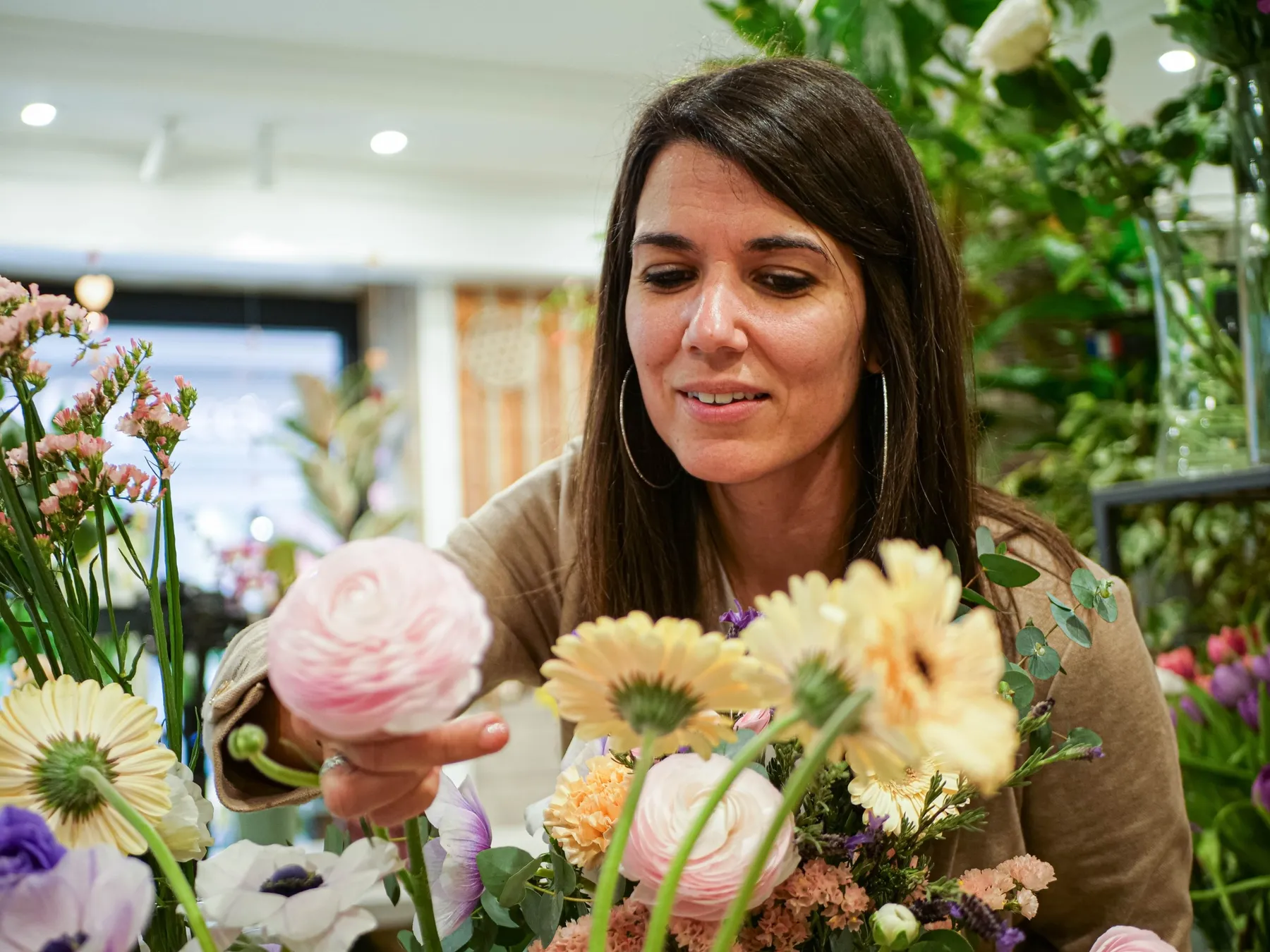 Créez votre bouquet rond ou champêtre de fleurs fraîches avec Noémie - Afbeelding nr. 4 - Wecandoo
