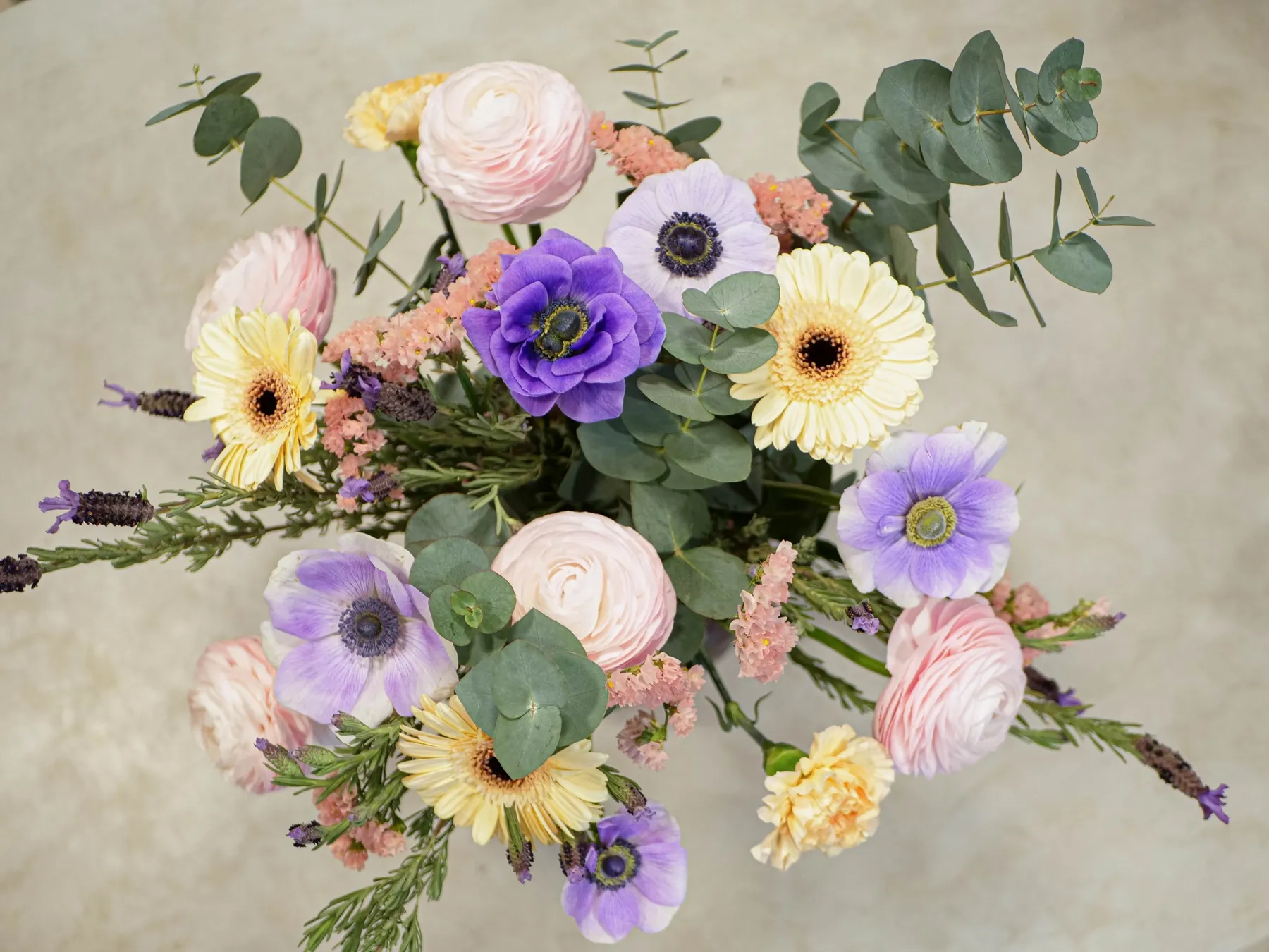 Créez votre bouquet rond ou champêtre de fleurs fraîches avec Noémie - Afbeelding nr. 1 - Wecandoo