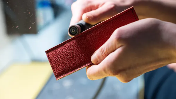 Réalisez votre étui à boules de pétanque en cuir avec Alice - Image n°3 - Wecandoo