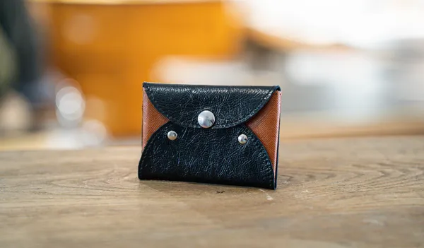 Fabriquez votre porte-cartes en cuir avec Alice - Image n°1 - Wecandoo