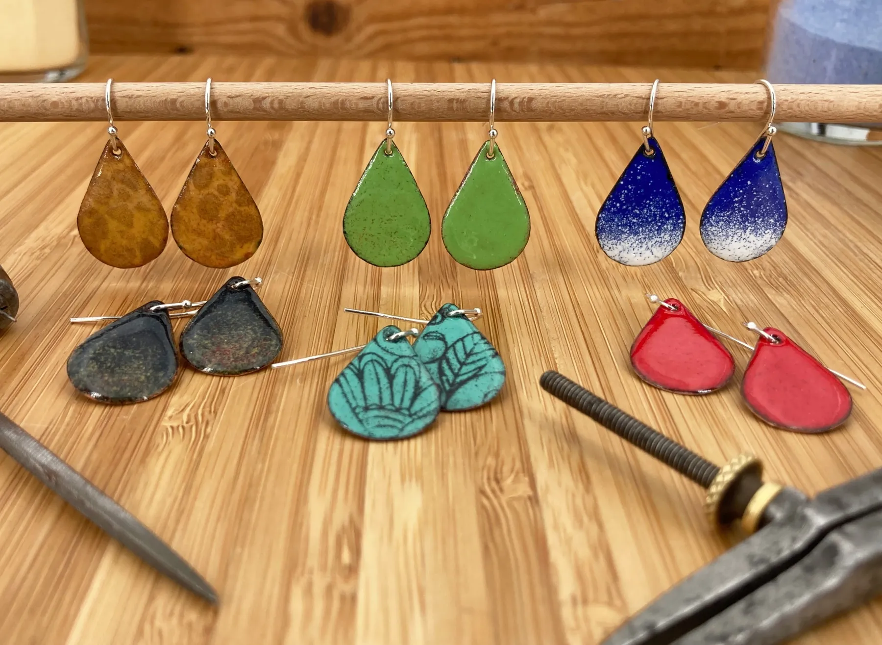 Créez vos boucles d'oreilles en émail sur cuivre avec Clarisse - Image n°2 - Wecandoo