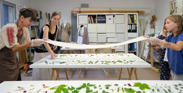 Découvrez les plantes sauvages et initiez-vous aux impressions végétales sur une journée avec Abigaël - Image n°5 - Wecandoo