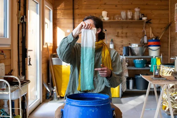 Initiez-vous à la teinture à l'indigo avec Gabriel - Image n°2 - Wecandoo