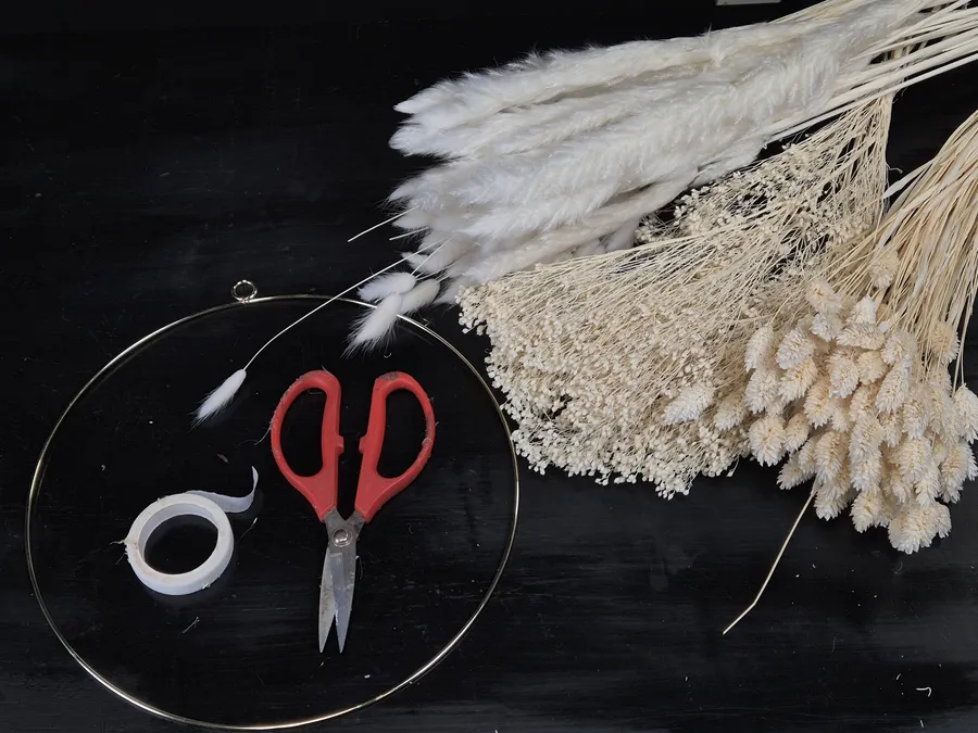 Réalisez votre couronne de fleurs séchées avec Lénaïc et Emmanuelle - Image n°1 - Wecandoo