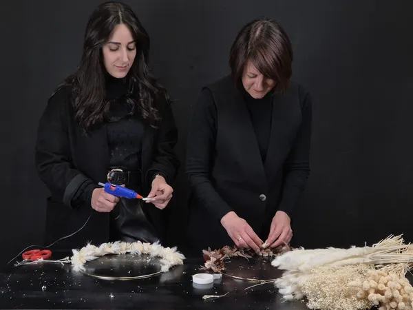 Réalisez votre couronne de fleurs séchées avec Lénaïc et Emmanuelle - Image n°4 - Wecandoo