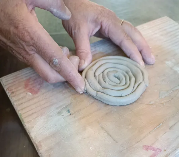 Découvrez le modelage et le décor sur céramique avec Cendrine - Image n°4 - Wecandoo