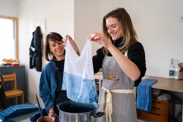 Découvrez la teinture à l'indigo et le pliage shibori avec Cathy - Image n°3 - Wecandoo