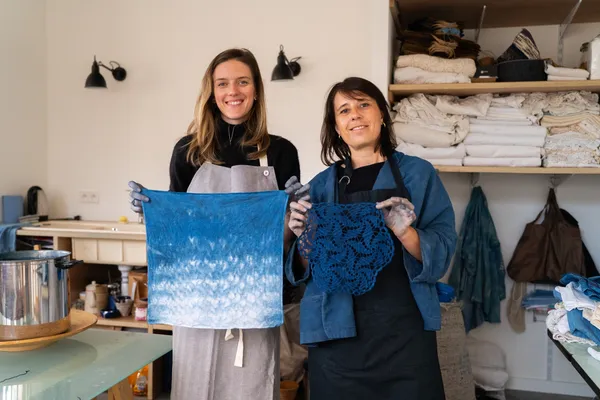 Découvrez la teinture à l'indigo et le pliage shibori avec Cathy - Image n°5 - Wecandoo