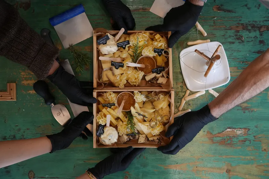 Rassemblez votre équipe et réalisez vos plateaux de fromages avec Laura - Image n°1 - Wecandoo
