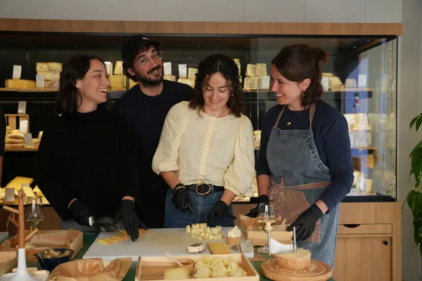 Rassemblez votre équipe et réalisez vos plateaux de fromages avec Laura - Image n°2 - Wecandoo