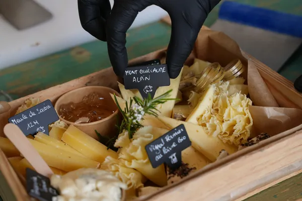 Rassemblez votre équipe et réalisez vos plateaux de fromages avec Laura - Image n°3 - Wecandoo