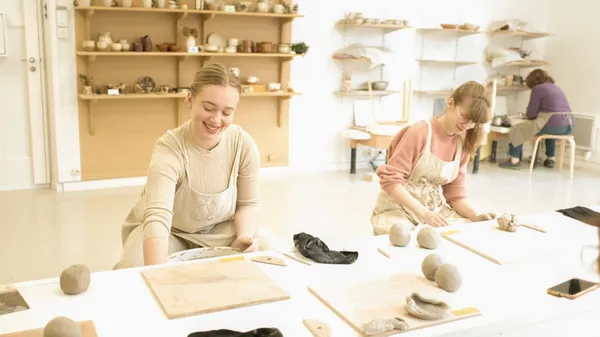 Captivez votre équipe et initiez-vous au tour et/ou au modelage avec Gaëlle et son équipe - Image n°3 - Wecandoo