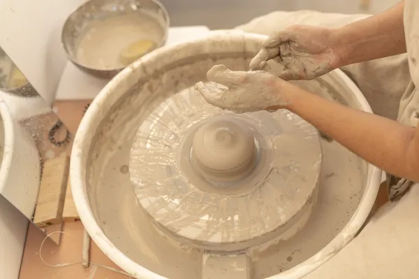 Captivez votre équipe et initiez-vous au tour et/ou au modelage avec Gaëlle et son équipe - Image n°2 - Wecandoo