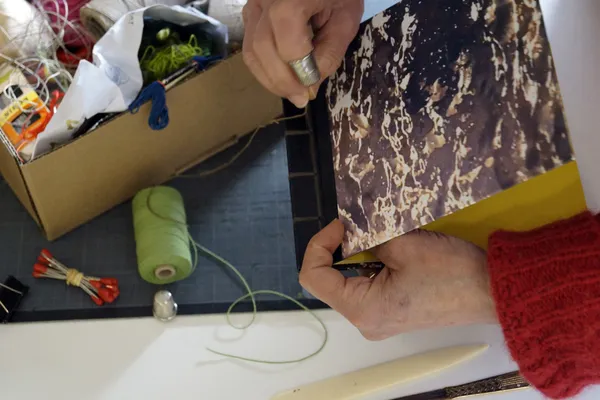 Découvrez l'art de la reliure japonaise sur une journée avec Pascale - Image n°3 - Wecandoo