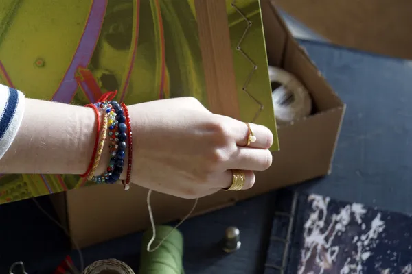 Découvrez l'art de la reliure japonaise sur une journée avec Pascale - Image n°4 - Wecandoo