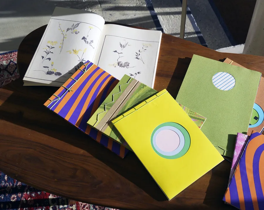 Découvrez l'art de la reliure japonaise sur une journée avec Pascale - Image n°1 - Wecandoo