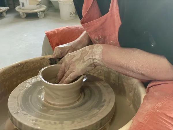 Initiez-vous au tournage en céramique avec Yarra - Image n°2 - Wecandoo