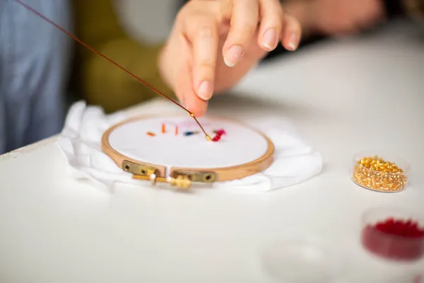 Découvrez la broderie de perles avec Jennyfer - Image n°1 - Wecandoo