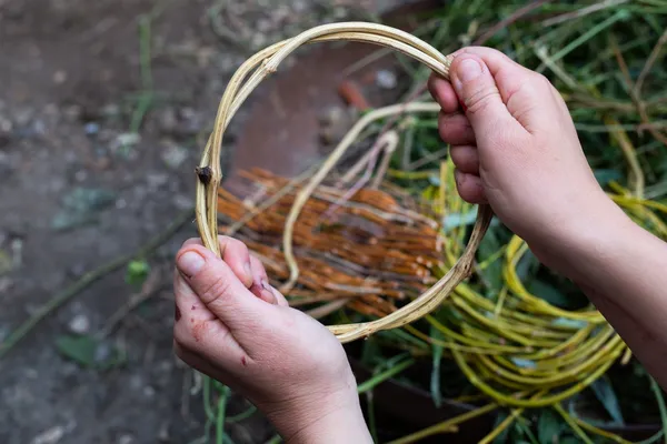 Découvrez la vannerie sauvage en duo avec votre enfant, accompagnés par Valentine - Image n°2 - Wecandoo