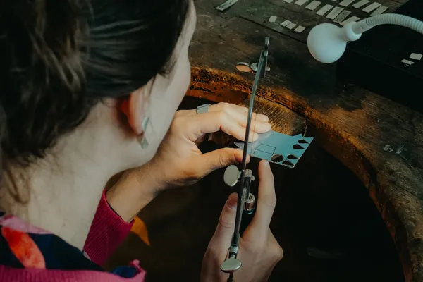 Fabriquez votre bague ou votre paire de boucles d'oreilles en argent texturé - Image n°3 - Wecandoo