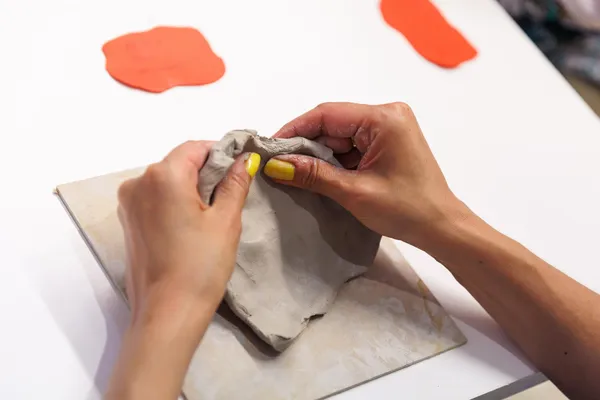 Enchantez votre équipe et modelez vos tasses ou pots en céramique avec Claudia - Image n°2 - Wecandoo