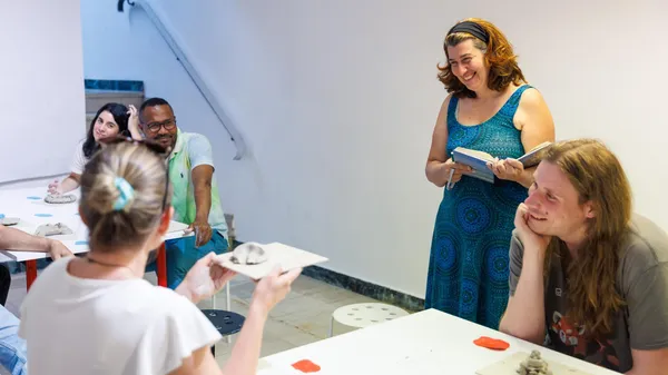 Enchantez votre équipe et modelez vos tasses ou pots en céramique avec Claudia - Image n°4 - Wecandoo