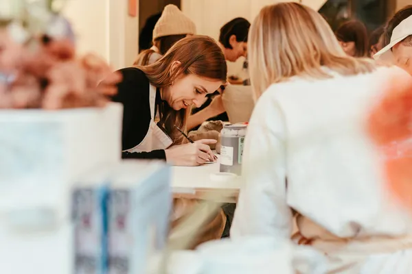 Inspirez votre équipe et modelez chacun une pièce en céramique avec Clara - Image n°2 - Wecandoo