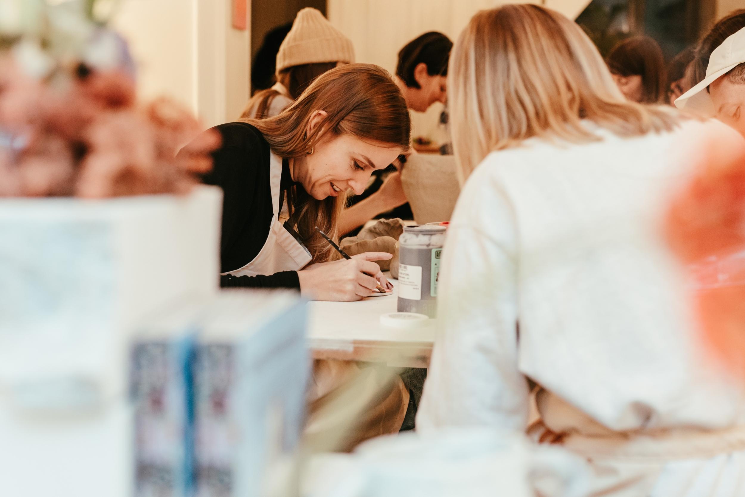 Modelez votre pièce en céramique en groupe