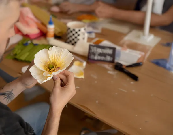 Confectionnez vos fleurs en papier avec Lisa et Julia - Image n°3 - Wecandoo
