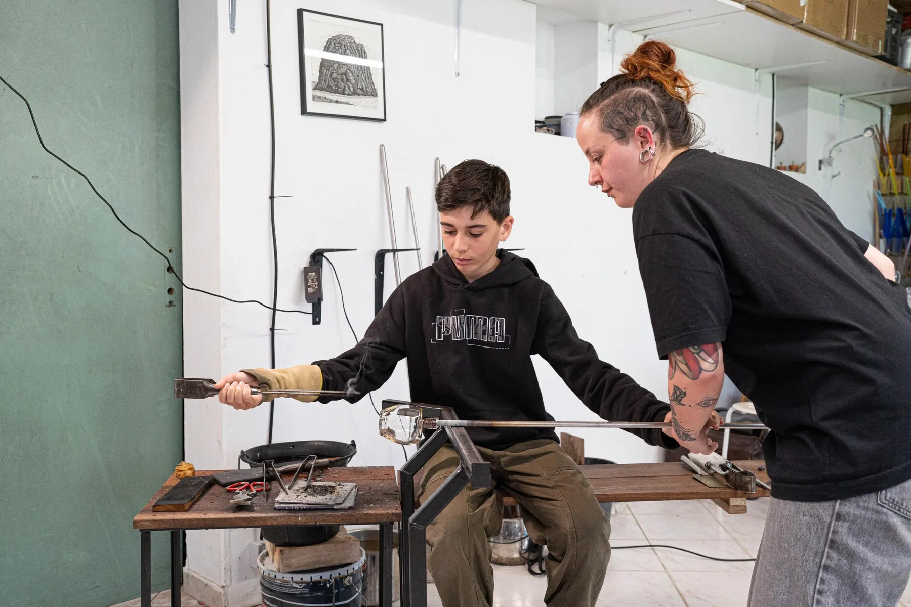 Initiez-vous au soufflage de verre en duo avec votre enfant accompagnés par Léonie et Erwann - Image n°4 - Wecandoo