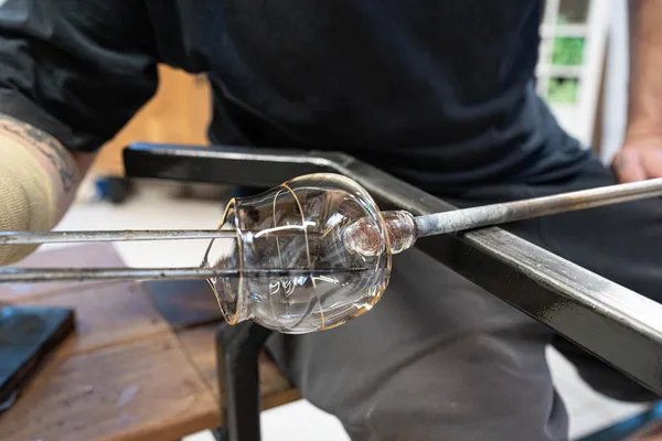 Initiez-vous au soufflage de verre en duo avec votre enfant accompagnés par Léonie et Erwann - Image n°3 - Wecandoo