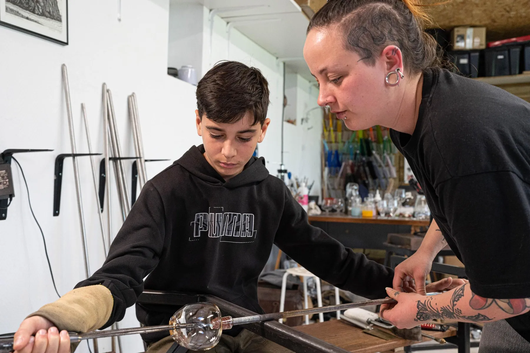 Initiez-vous au soufflage de verre en duo avec votre enfant accompagnés par Léonie et Erwann - Image n°1 - Wecandoo