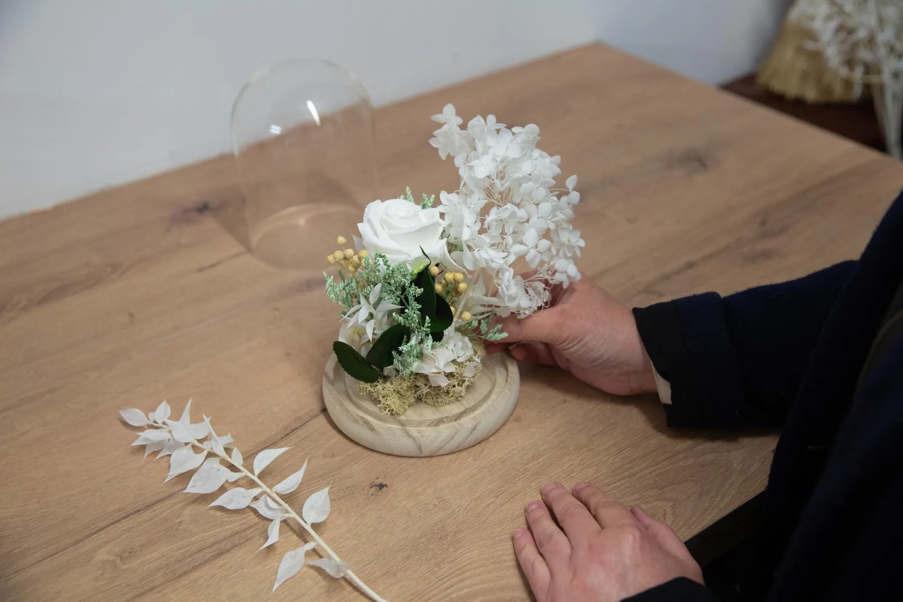 Réalisez votre cloche en fleurs séchées avec Mélanie - Image n°4 - Wecandoo