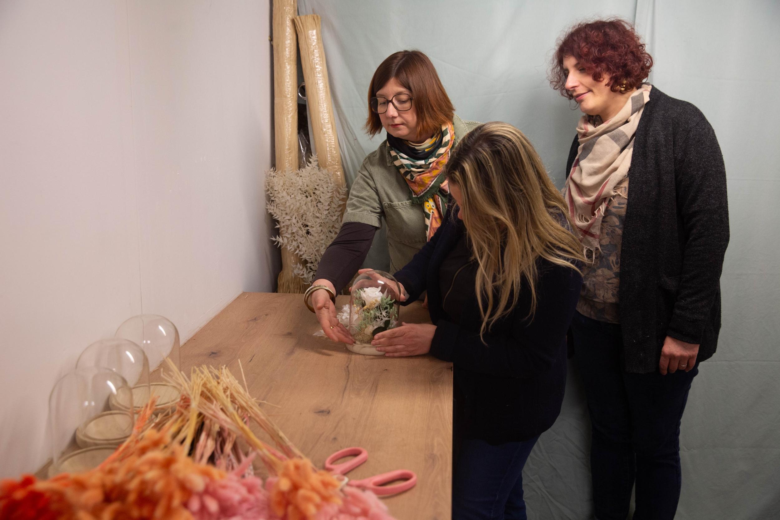 Réalisez votre cloche en fleurs séchées avec Mélanie - Image n°3 - Wecandoo
