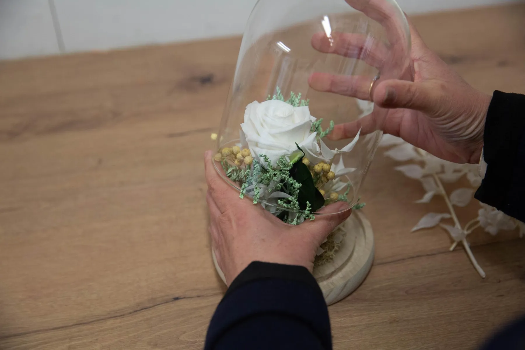 Réalisez votre cloche en fleurs séchées avec Mélanie - Image n°1 - Wecandoo