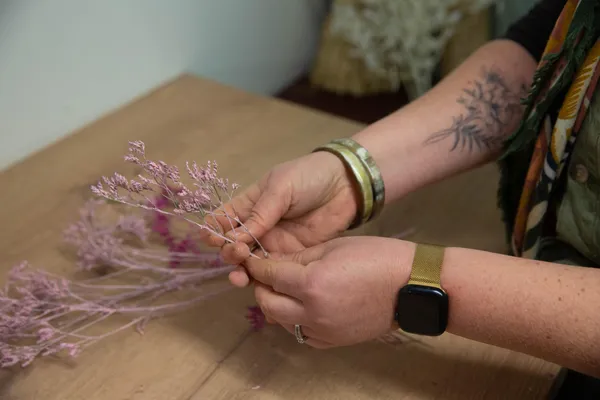 Réalisez votre cloche en fleurs séchées avec Mélanie - Image n°5 - Wecandoo