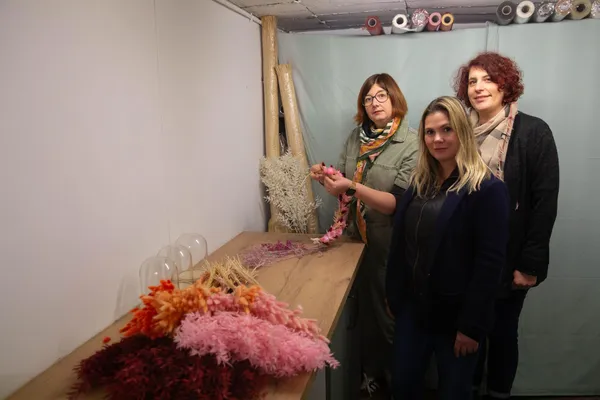 Réalisez votre couronne en fleurs et feuillages de saison avec Mélanie - Image n°4 - Wecandoo