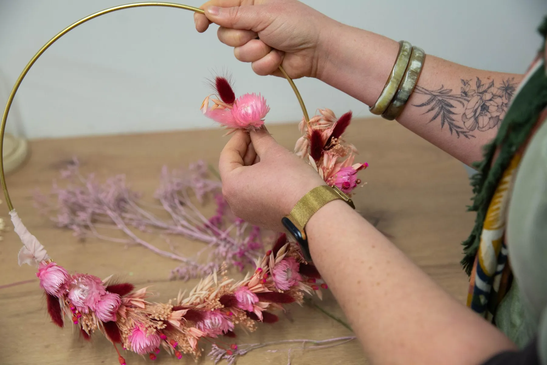 Réalisez votre couronne en fleurs et feuillages de saison avec Mélanie - Afbeelding nr. 5 - Wecandoo