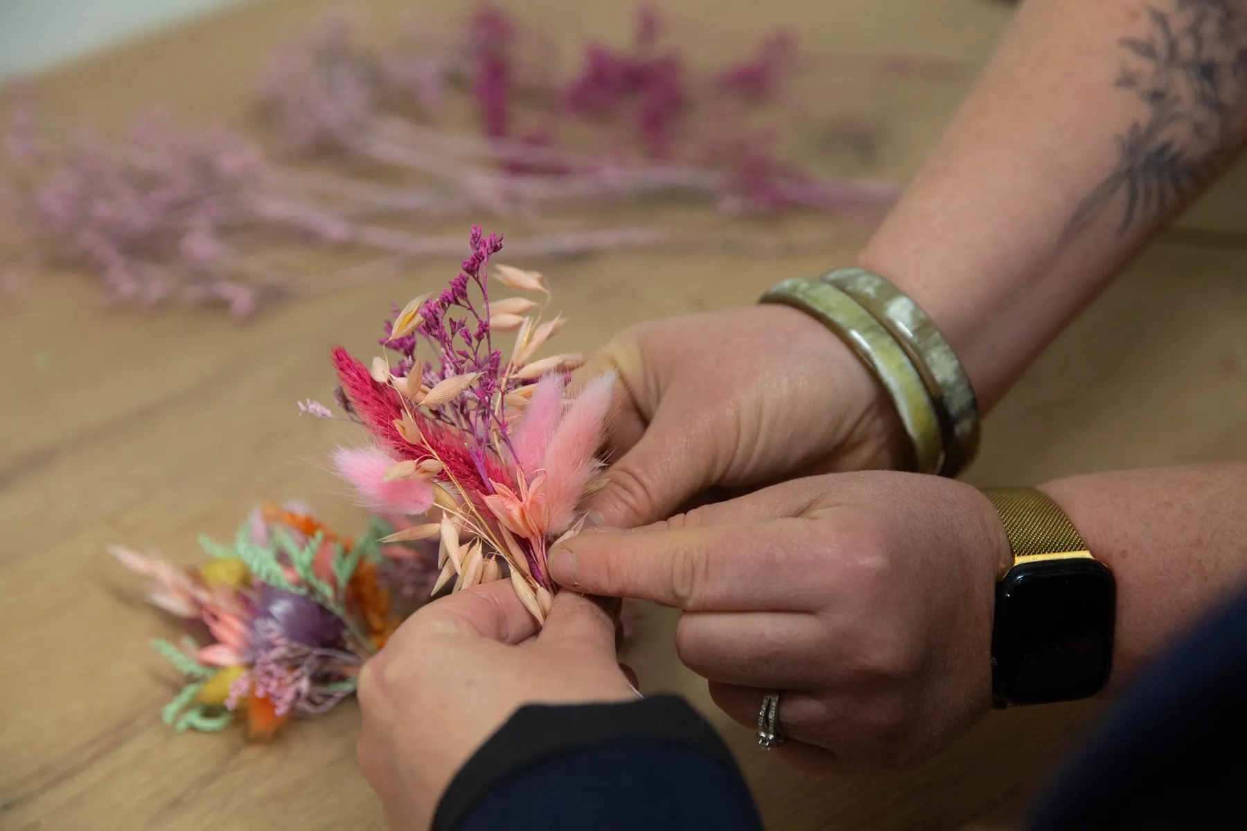 Réalisez votre couronne en fleurs et feuillages de saison avec Mélanie - Afbeelding nr. 2 - Wecandoo
