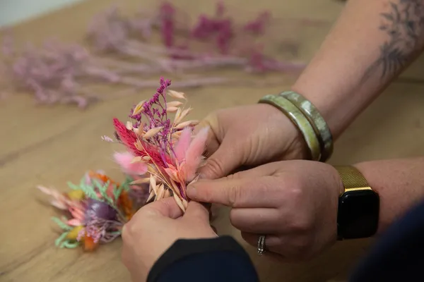 Réalisez votre couronne en fleurs et feuillages de saison avec Mélanie - Image n°2 - Wecandoo