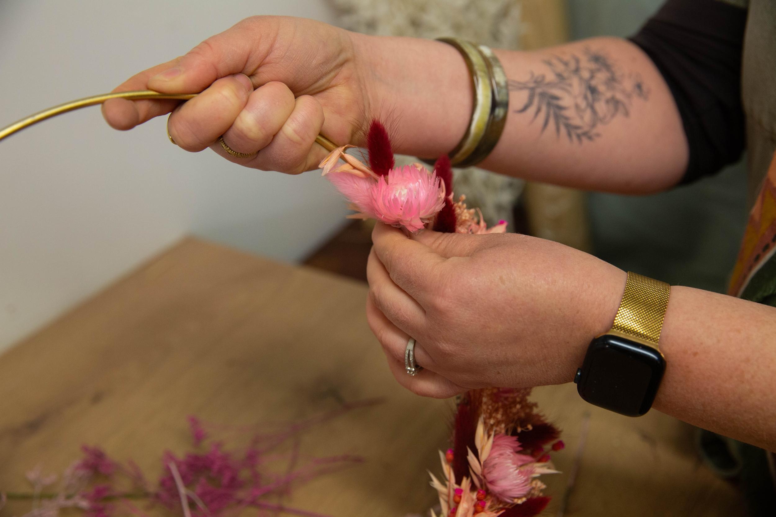 Réalisez votre couronne en fleurs et feuillages de saison avec Mélanie - Image n°6 - Wecandoo