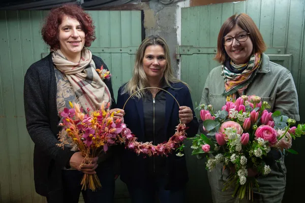 Réalisez votre couronne en fleurs et feuillages de saison avec Mélanie - Image n°3 - Wecandoo