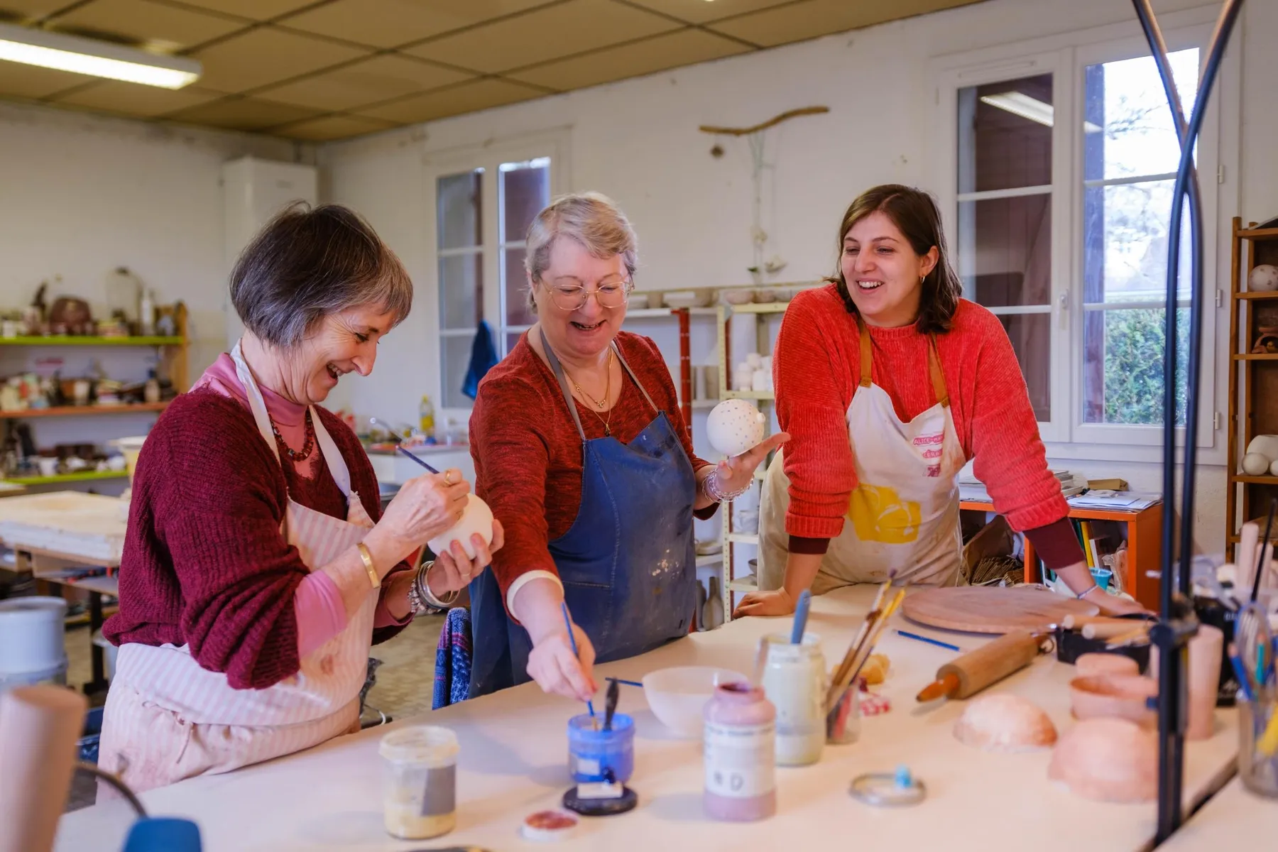 Décorez votre pièce en céramique autour d'un goûter ou d'un apéro avec Hanna et Alice - Image n°1 - Wecandoo